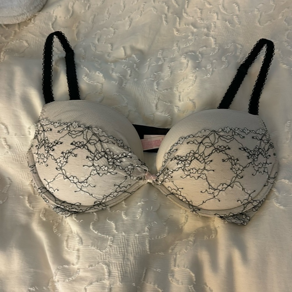 Victoria’s Secret 34D white and black padded lace push up bra